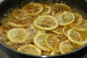 Limonnyy pirog s karamelizovannymi dolkami limona. master-klass 7