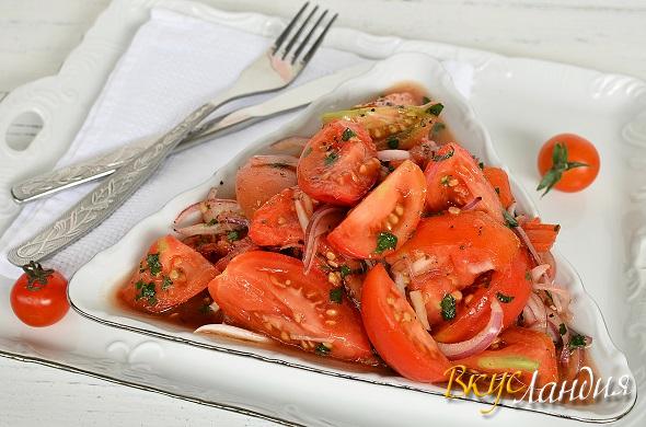 Salaty Salat iz pomidor v pikantnom marinade 1