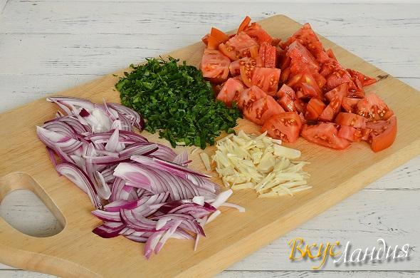 Salaty Salat iz pomidor v pikantnom marinade master-klass 5