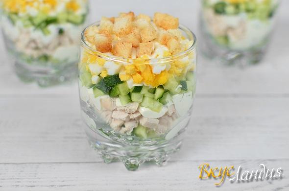 Salaty Salat s kuritsey i svezhimi ogurtsami Ratibor master-klass 8