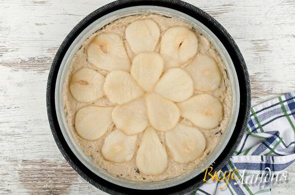 Vypechka Grushevyy pirog s shokoladom i orehami master-klass 13