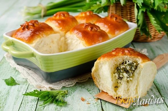 Булочки с крапивой, зеленым луком и творогом