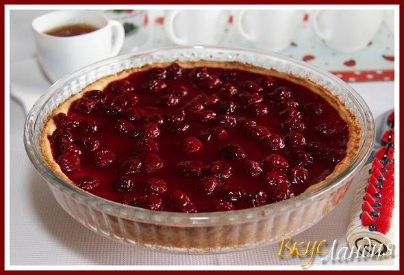Открытый пирог с творогом и вишней