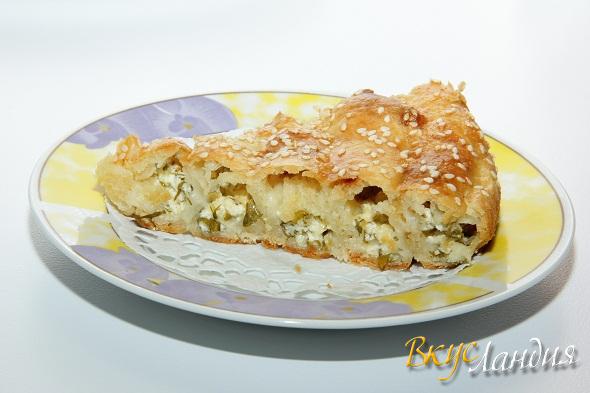 Кольцевой пирог с творогом и зеленью