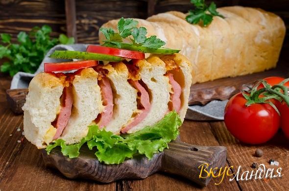 Бутербродный хлеб с колбасой и сыром