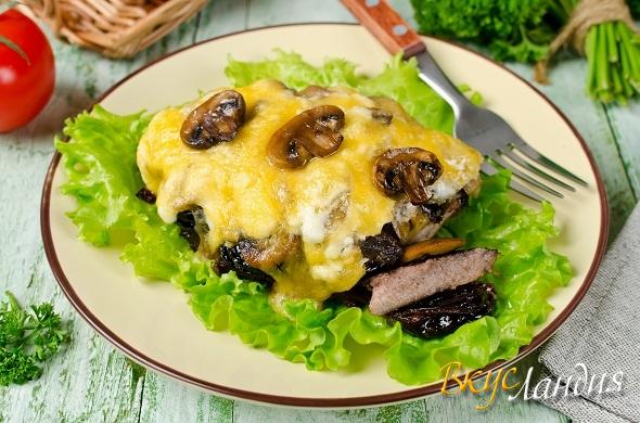 Отбивные из говядины с грибами и черносливом
