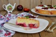 Шарлотка сметанная со сливами