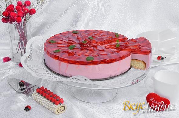 Торт с клубничным муссом и желе