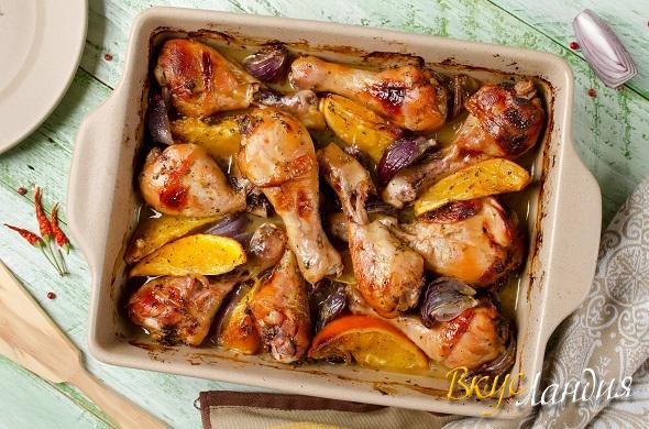 Куриные голени, запеченные с апельсином и красным луком
