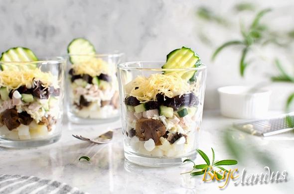 Слоеный салат с курицей, грибами и черносливом Венеция