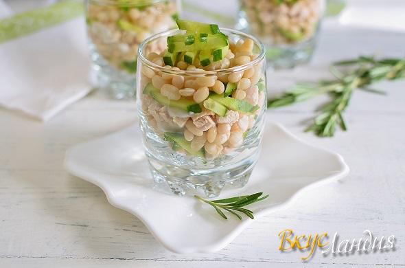 Салат с фасолью и копченой курицей