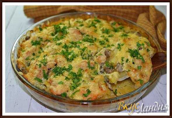 Запеченный картофель с курицей и грибами под сыром